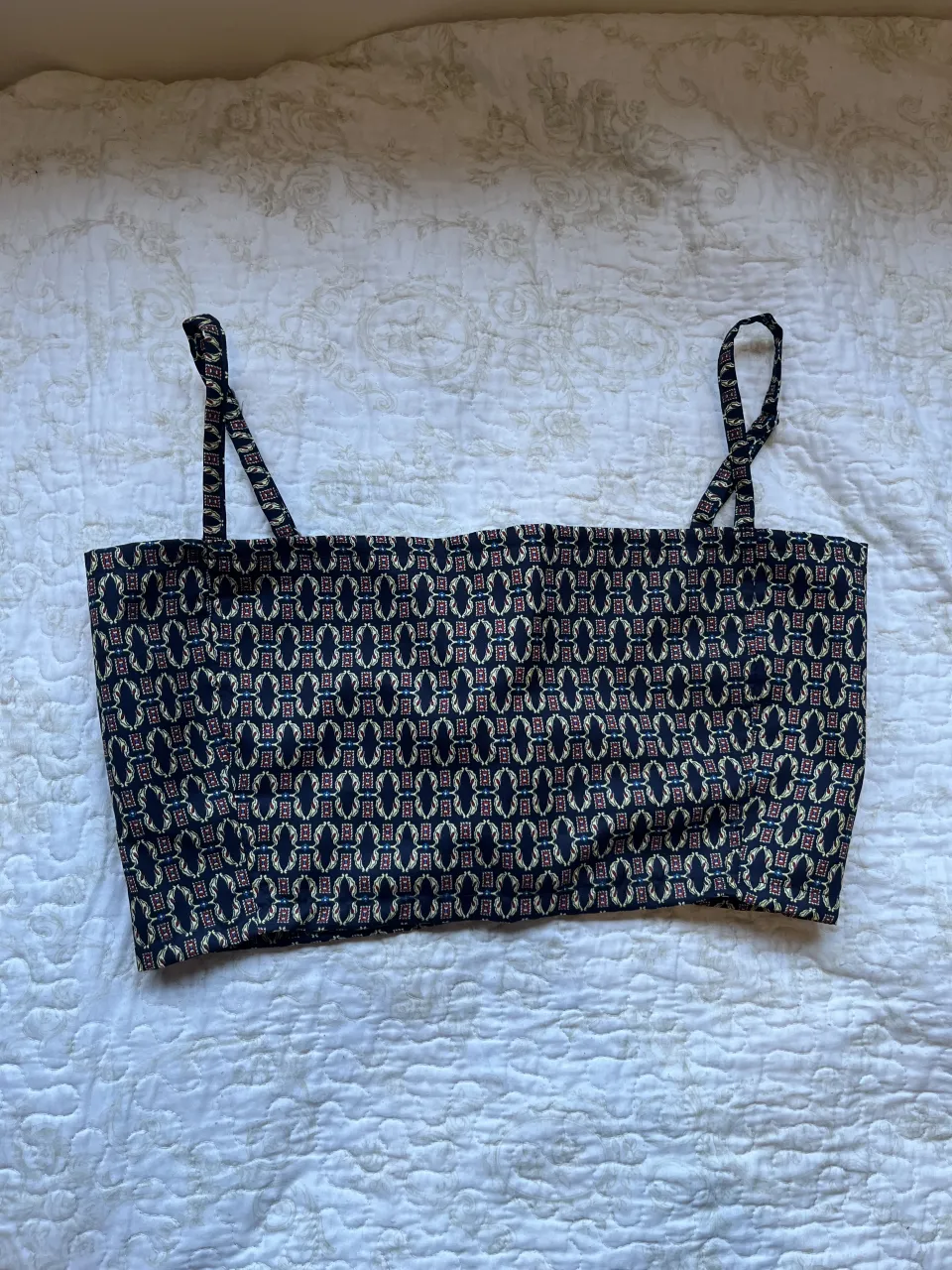 Top estampado con tiras finas y espalda tipo corset.

Nuevo sin usar