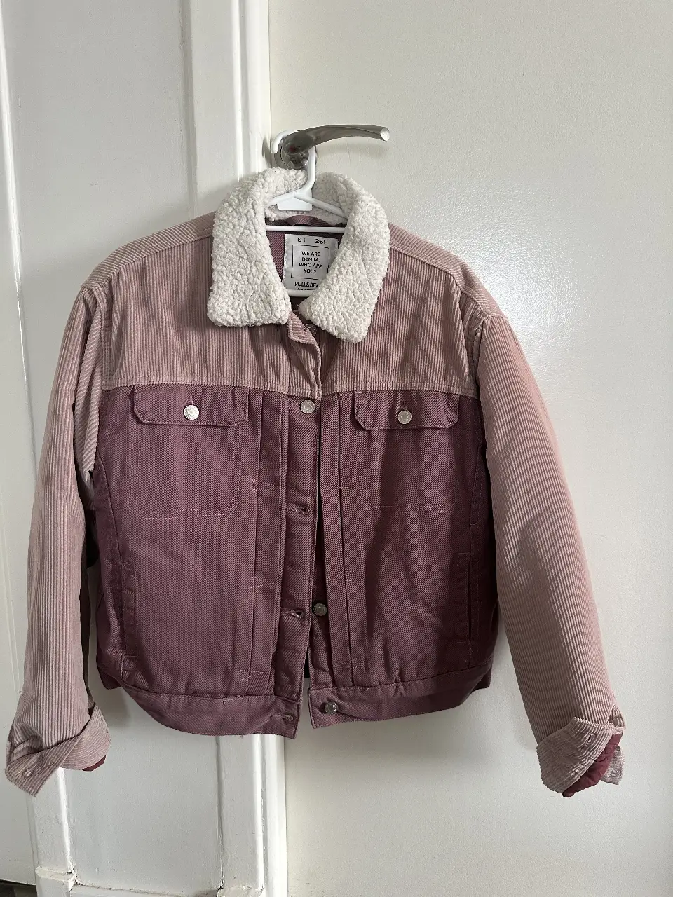Campera de corderoy rosa y crudo con cuello de piel sintética. Super abrigada, ideal para un look casual y abrigado.