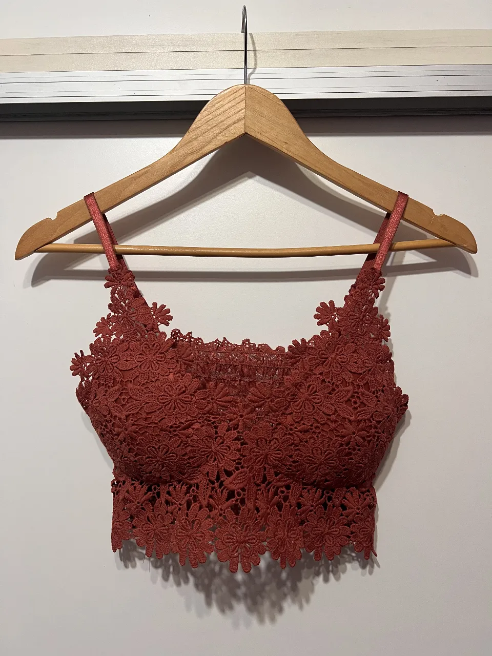 Top de encaje súper delicado y romántico, con detalles de flores en relieve por toda la prenda. Taza soft. Es un modelo súper cómodo y versátil, ideal para una salida de verano. 