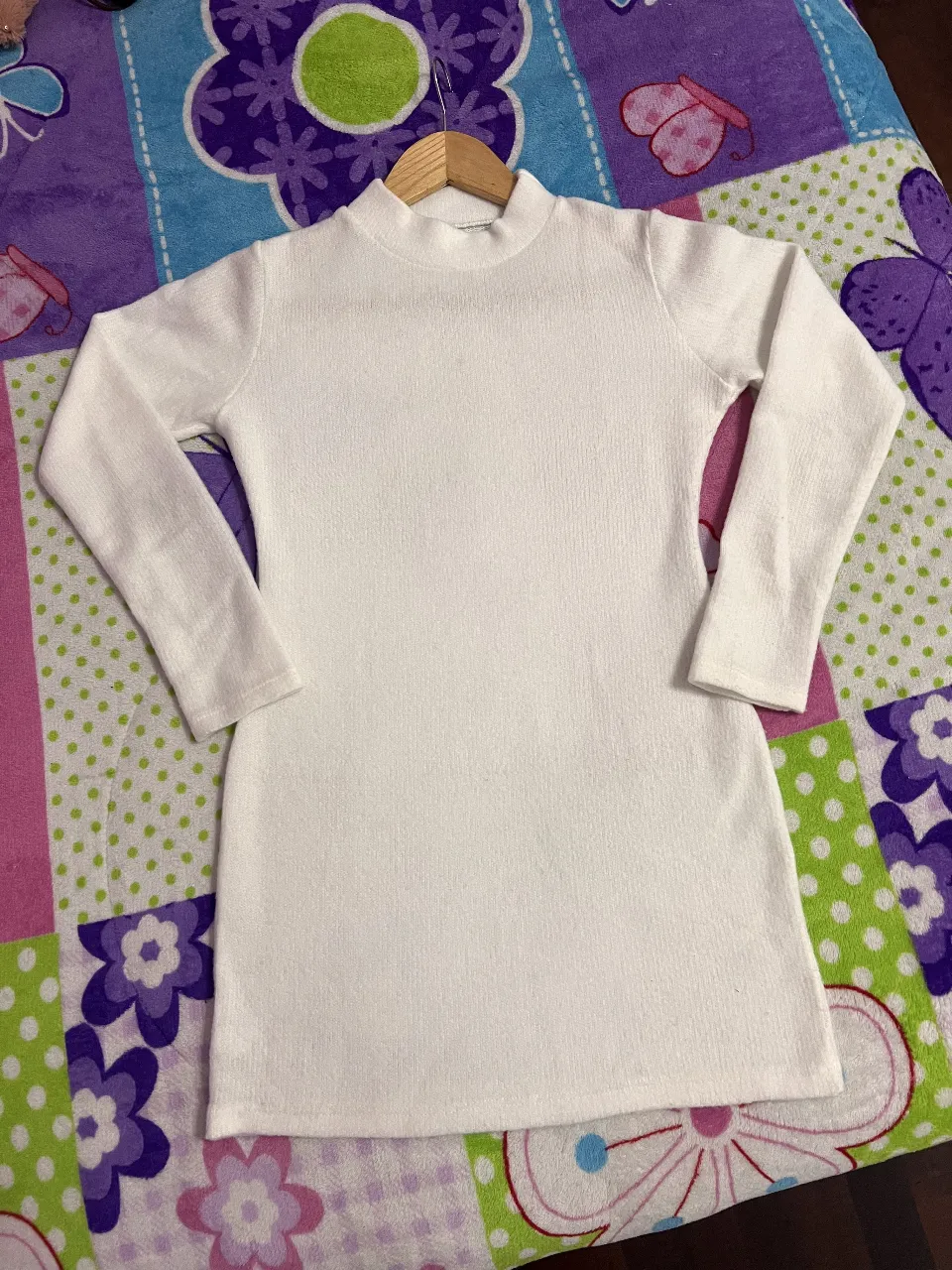 Vestido blanco de manga larga con cuello alto. Ideal para un look elegante y moderno, perfecto para cualquier ocasión.
Vestido corto! Va muy bien con unas botas altas o con una calza. Solamente lo usé dos veces.