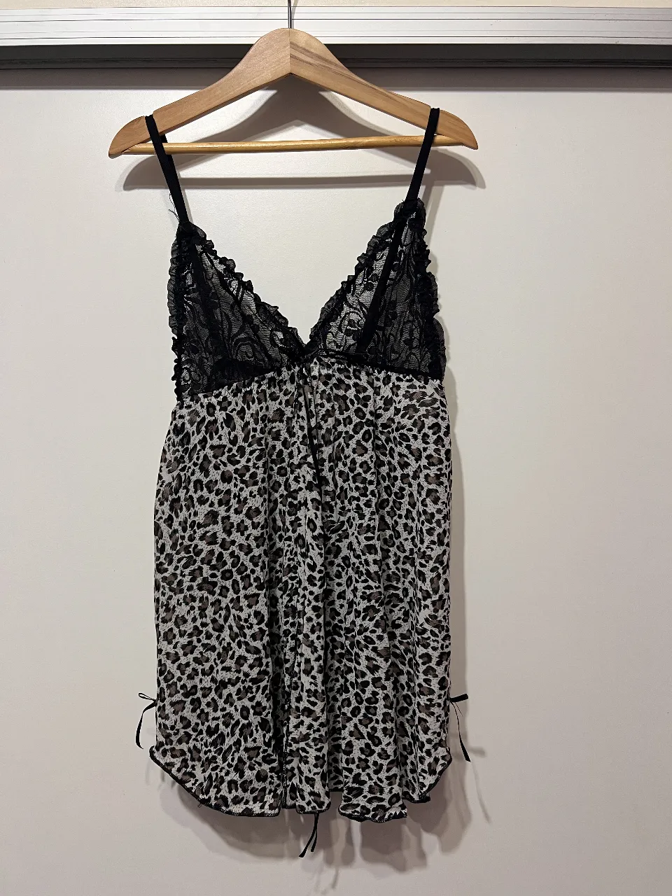 Vestido camisón con estampado de leopardo y detalles de encaje negro. Breteles finos regulables y lazos en los laterales. Ideal para sentirse sensual y cómoda.