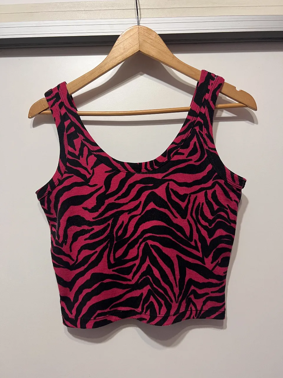 Remera musculosa corta con estampa de cebra en fucsia y negro. Ideal para un look audaz y canchero.