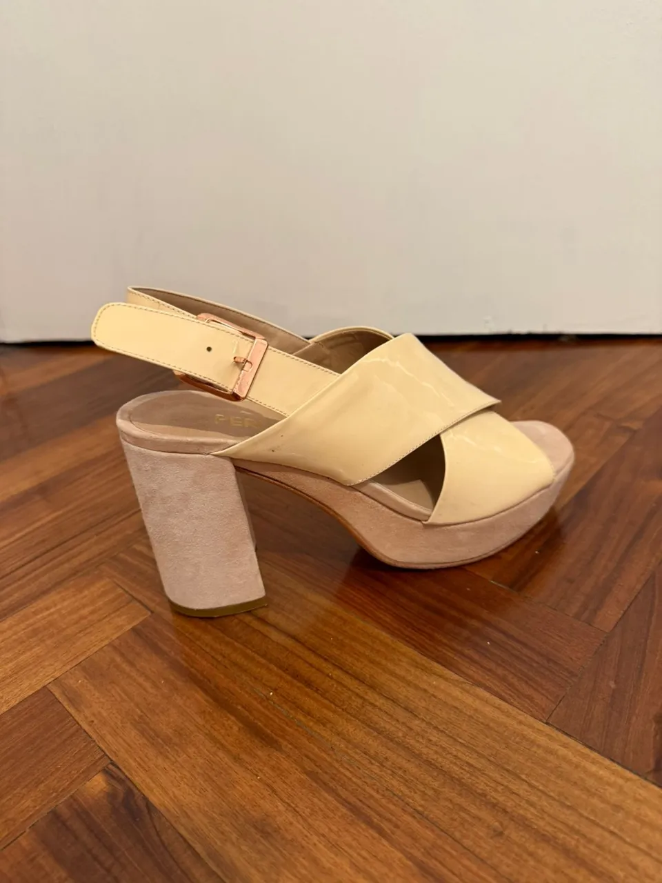Sandalias de tiras cruzadas color nude con taco plataforma. Perfectas para un look elegante y moderno.