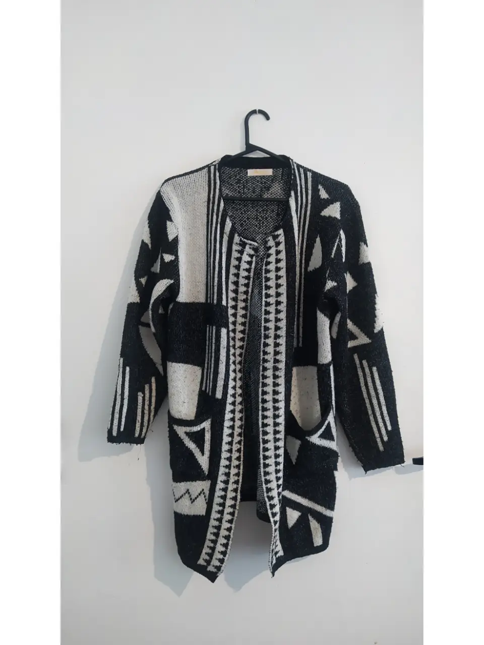 Cardigan de diseño geométrico en blanco y negro. Ideal para un look casual y abrigado.
