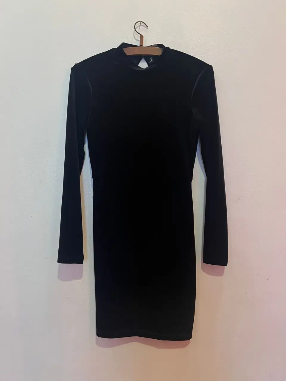 Vestido negro de terciopelo, con cuello alto y espalda descubierta. Ideal para fiestas y eventos. TALLE:38 //Largo:82 cm//ancho :32cm// mangas :57cm