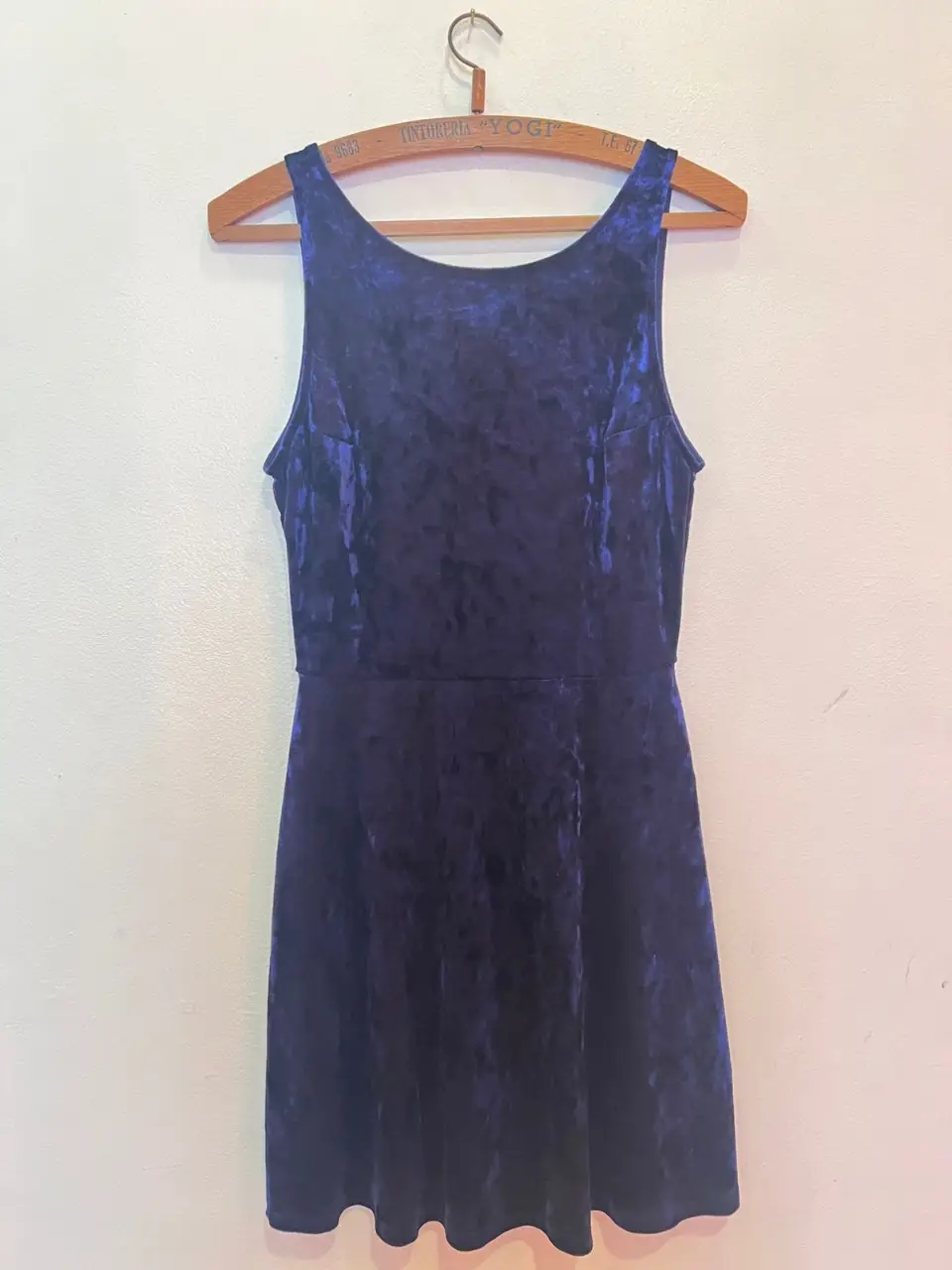Vestido mini de terciopelo azul, ideal para una fiesta o evento especial. Corte ajustado y elegante. Talle : 38 // cintura :32 Cm ///Largo 76 cm // pecho:37cm
