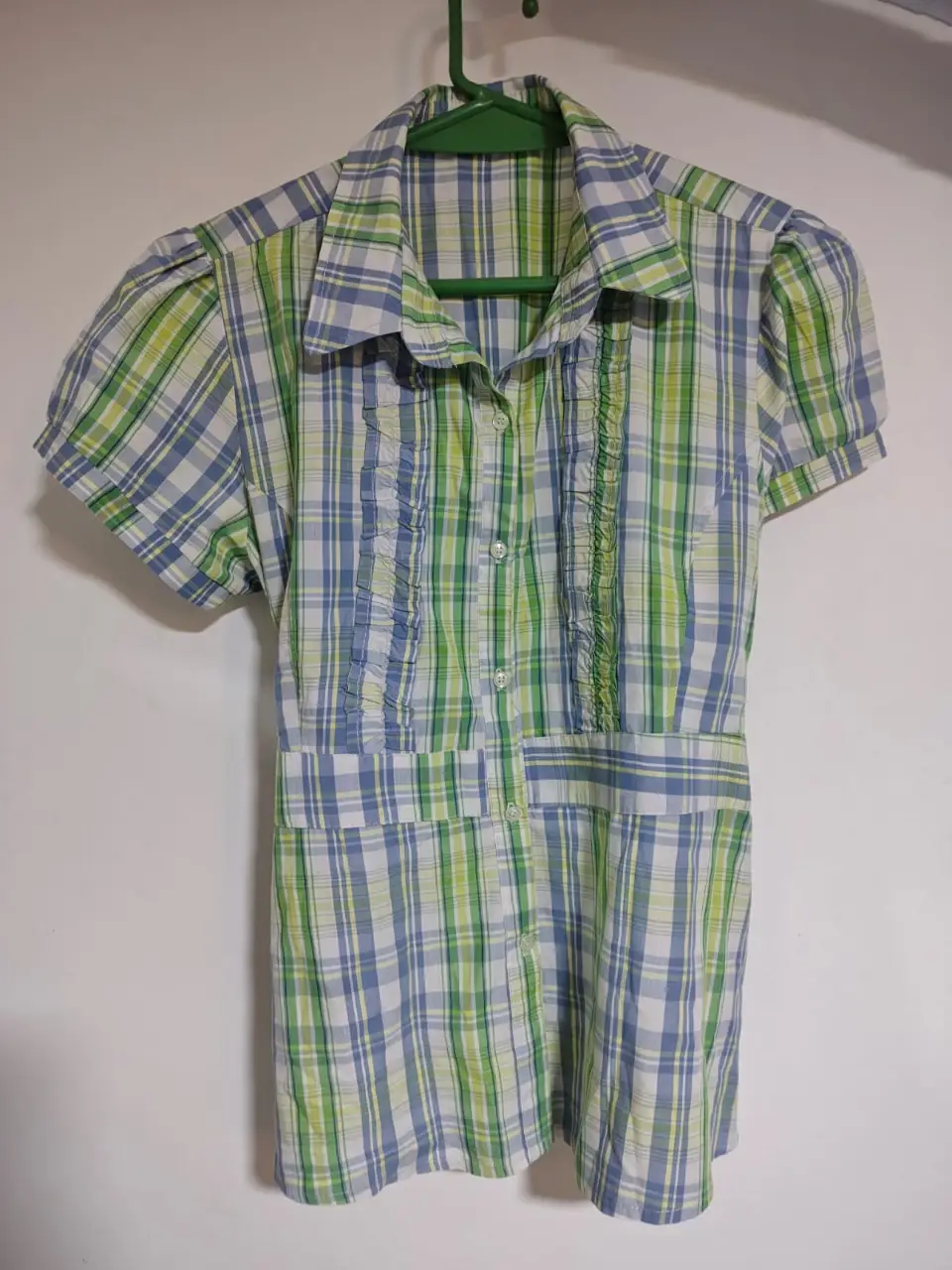 Camisa a cuadros con detalles de volados en el frente. Ideal para un look casual y fresco.