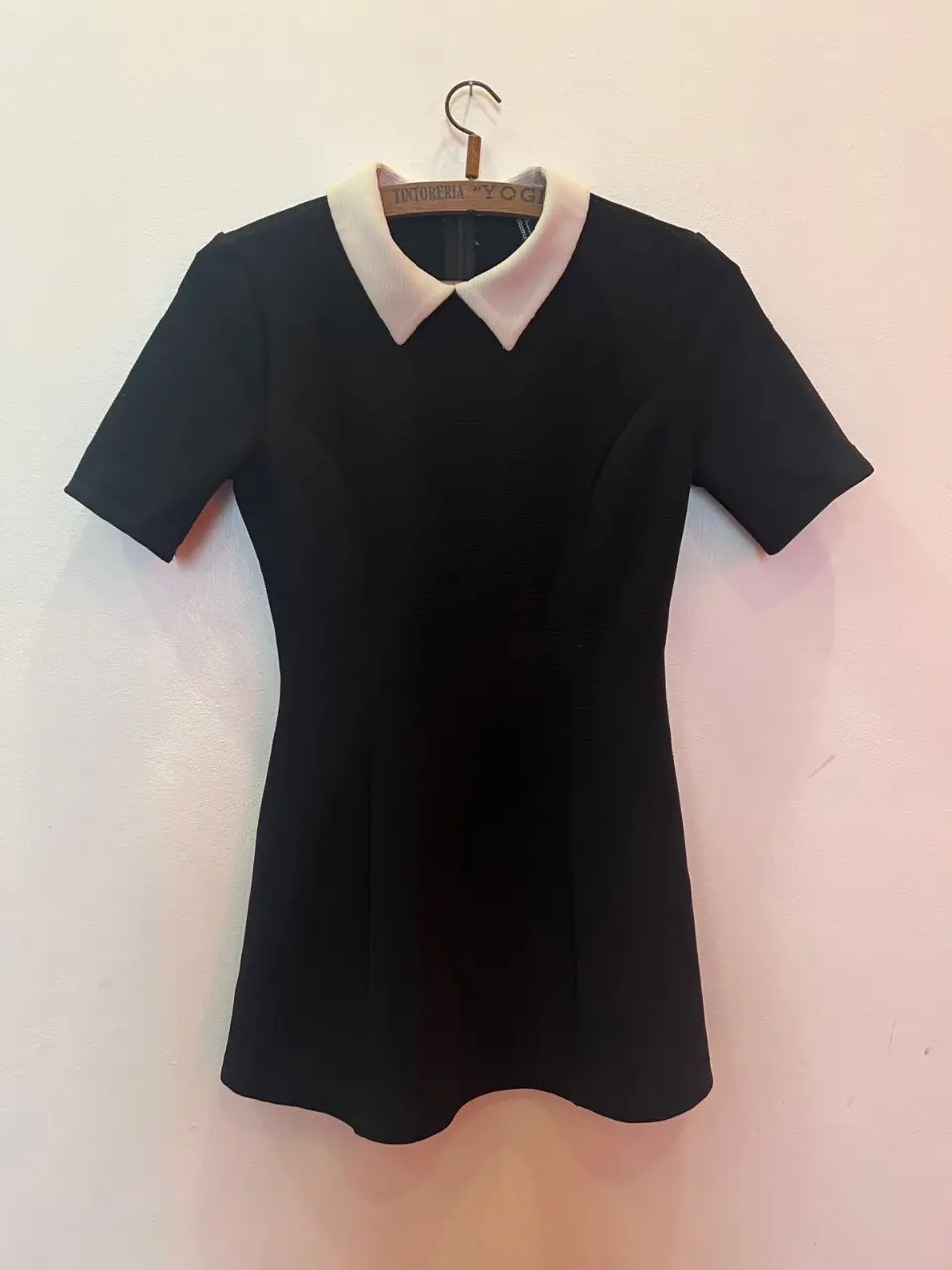 Vestido negro con cuello blanco estilo vintage. Ideal para un look elegante y sofisticado. Perfecto para salidas o eventos formales. Talle: small - CINTURA : 23 CM-LARGO :67 CM-PECHO: 37CM