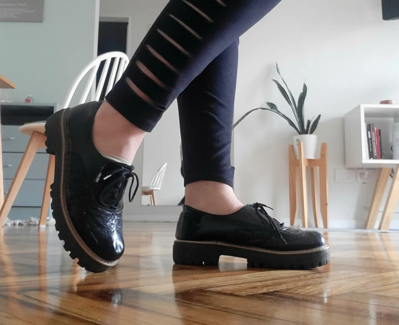 Botines de charol negro con plataforma y cordones