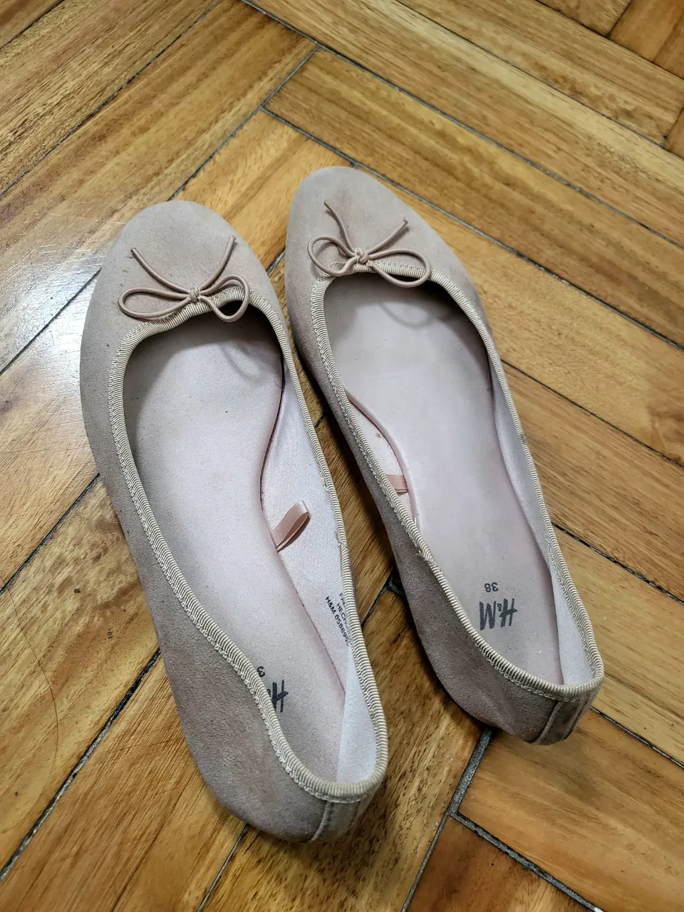 Ballerinas de gamuza color rosa claro, con moño decorativo en la punta. Marca H&M