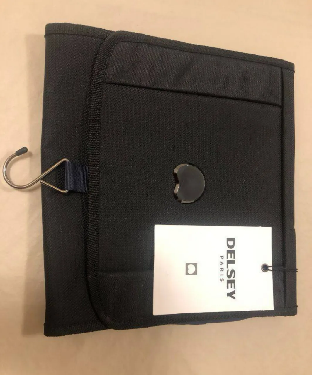 Neceser de viaje Delsey Paris, color negro, con múltiples compartimentos y gancho para colgar. Ideal para organizar tus artículos de aseo personal. Plegable.  Dimensión: 22 x 26 x 5 cm. UNISEX