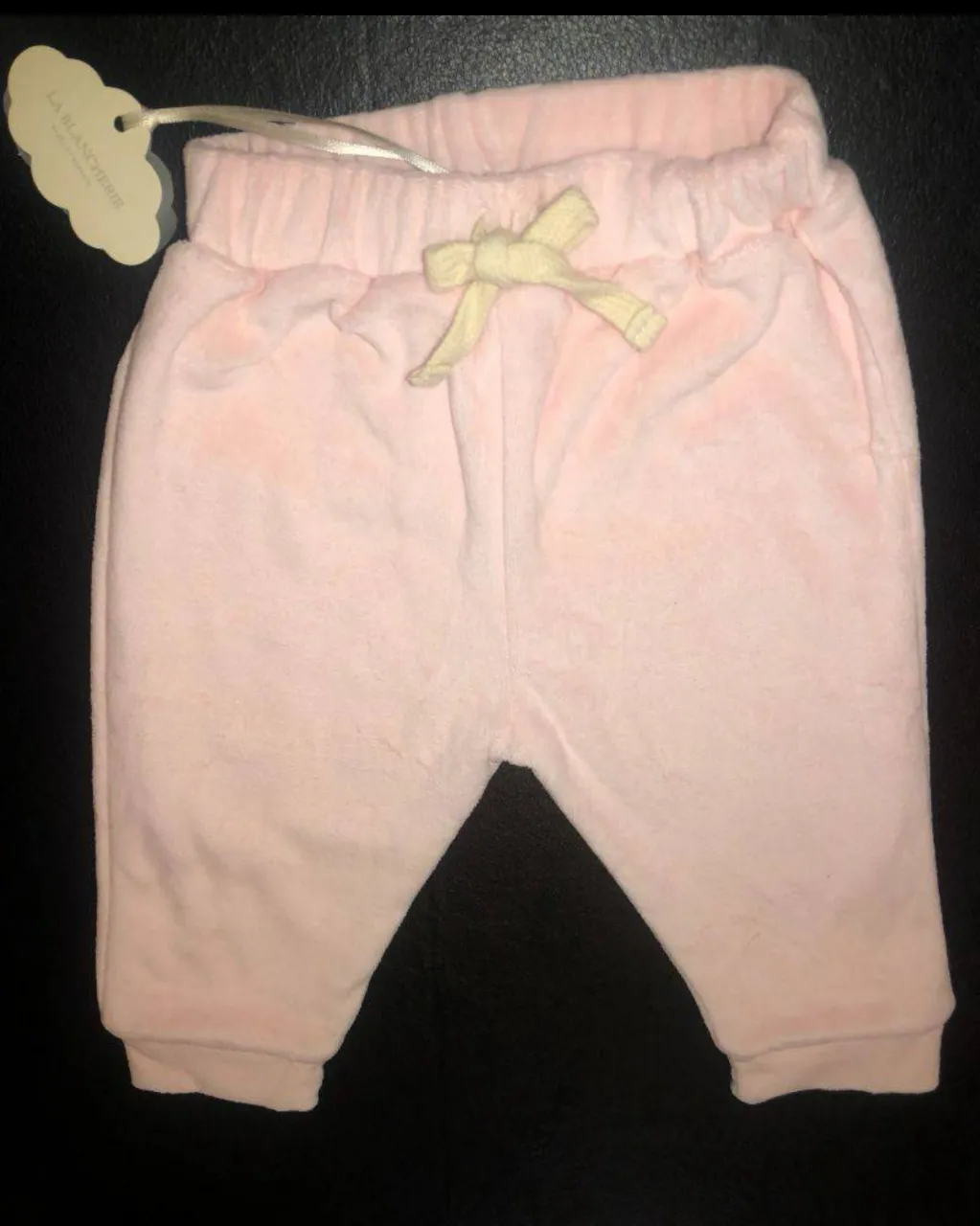 Pantalón de olush rosa, de la marca La Blancherie. Con cintura elastizada y detalle de lazo. Interior con estampado de conejitos (algodón pima). 12 meses 