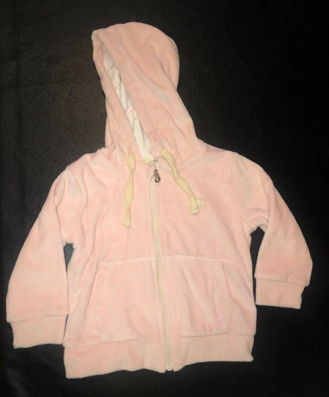Canguro de plush liso forrado en algodón pima estampado. con capucha y  cierre central.   logo bordado. con bolsillos.  12 meses 