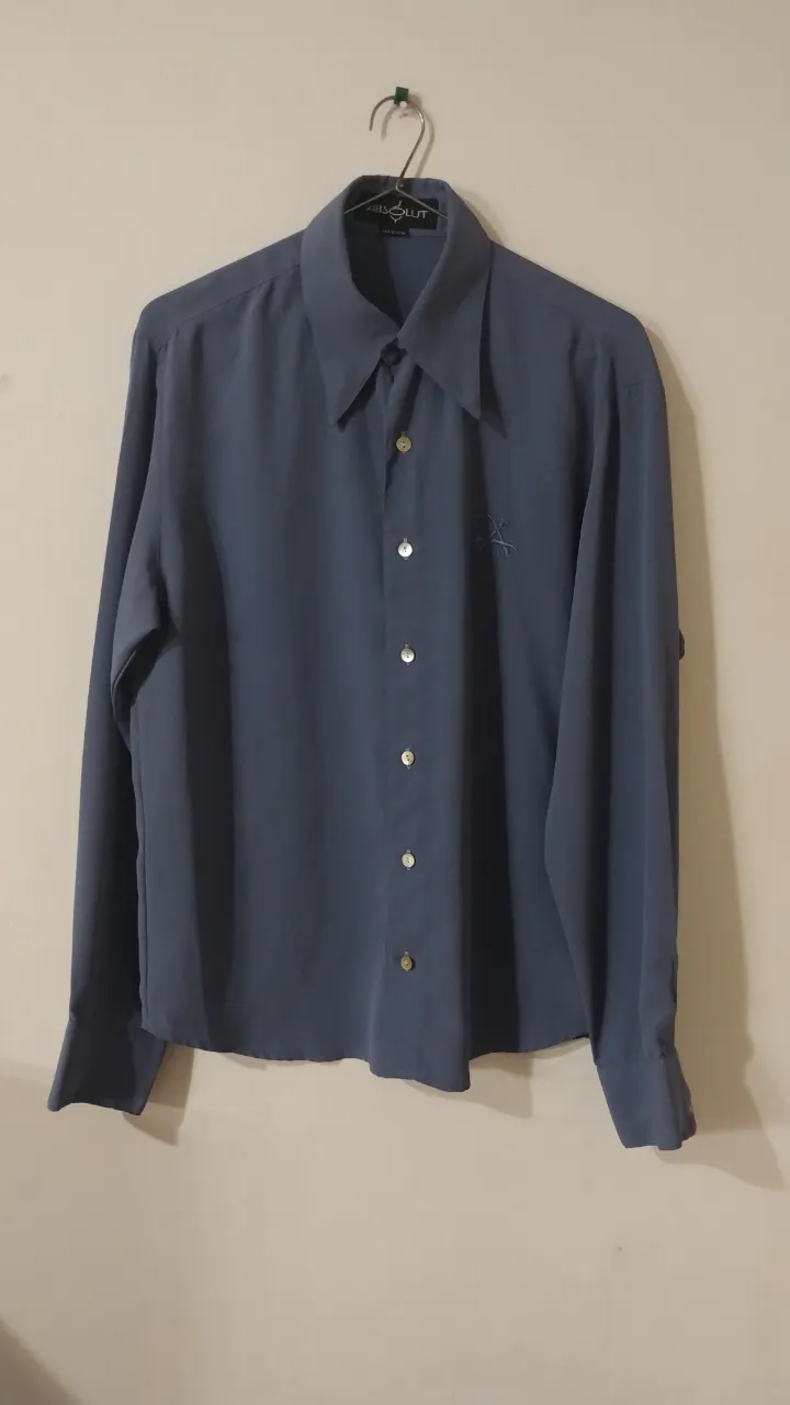Camisa de hombre manga larga azul, con botones y cuello. Marca Absolut, talle M.  
68 cm de largo.
54 cm de ancho.