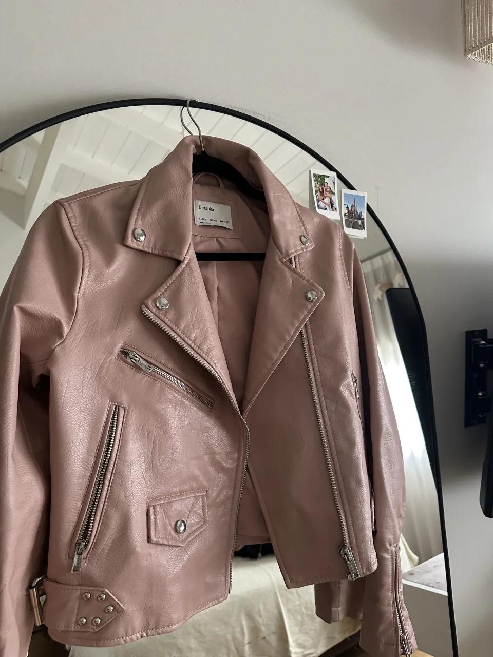 Campera de cuero sintético rosa, estilo biker. Tiene cierre al frente, bolsillos con cierre y tachas en la parte inferior. Ideal para un look canchero y moderno.