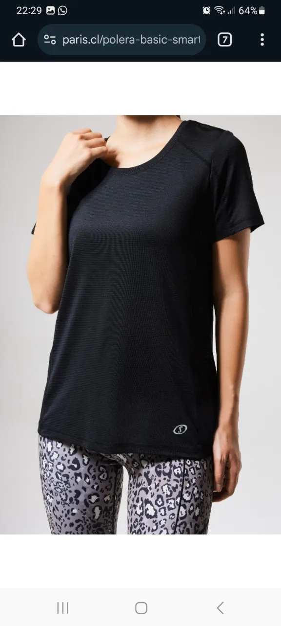 Remera deportiva negra de manga corta con cuello redondo. Presenta un pequeño logo circular bordado en la parte inferior derecha. Calce amplio. Detalles refractarios.