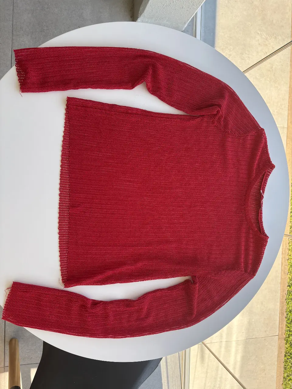 Remera manga larga de red, color rojo, ideal para usar en capas o como prenda principal. Diseño calado con detalles en el borde.
