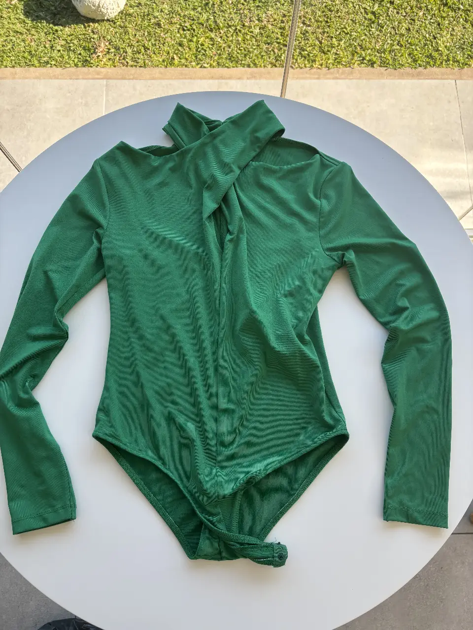 Body verde con cuello cruzado y manga larga. Con 3 recortes donde se ve la piel. Ideal para una fiesta!