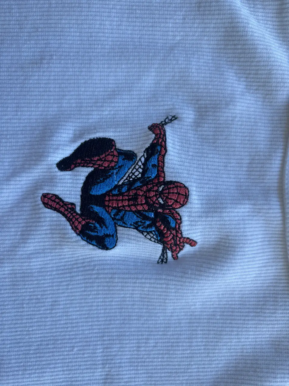 Musculosa de mujer con estampado de Spider-Man. Ideal para un look casual y cómodo.