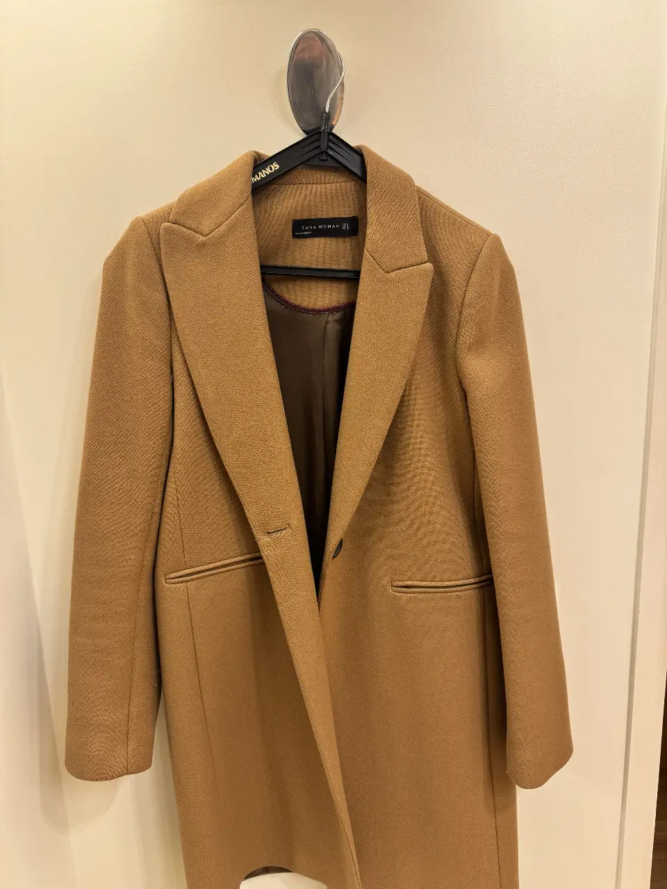Sobretodo de mujer color marrón, de la marca Zara Woman, talle S. Ideal para el invierno, con un diseño elegante y atemporal.