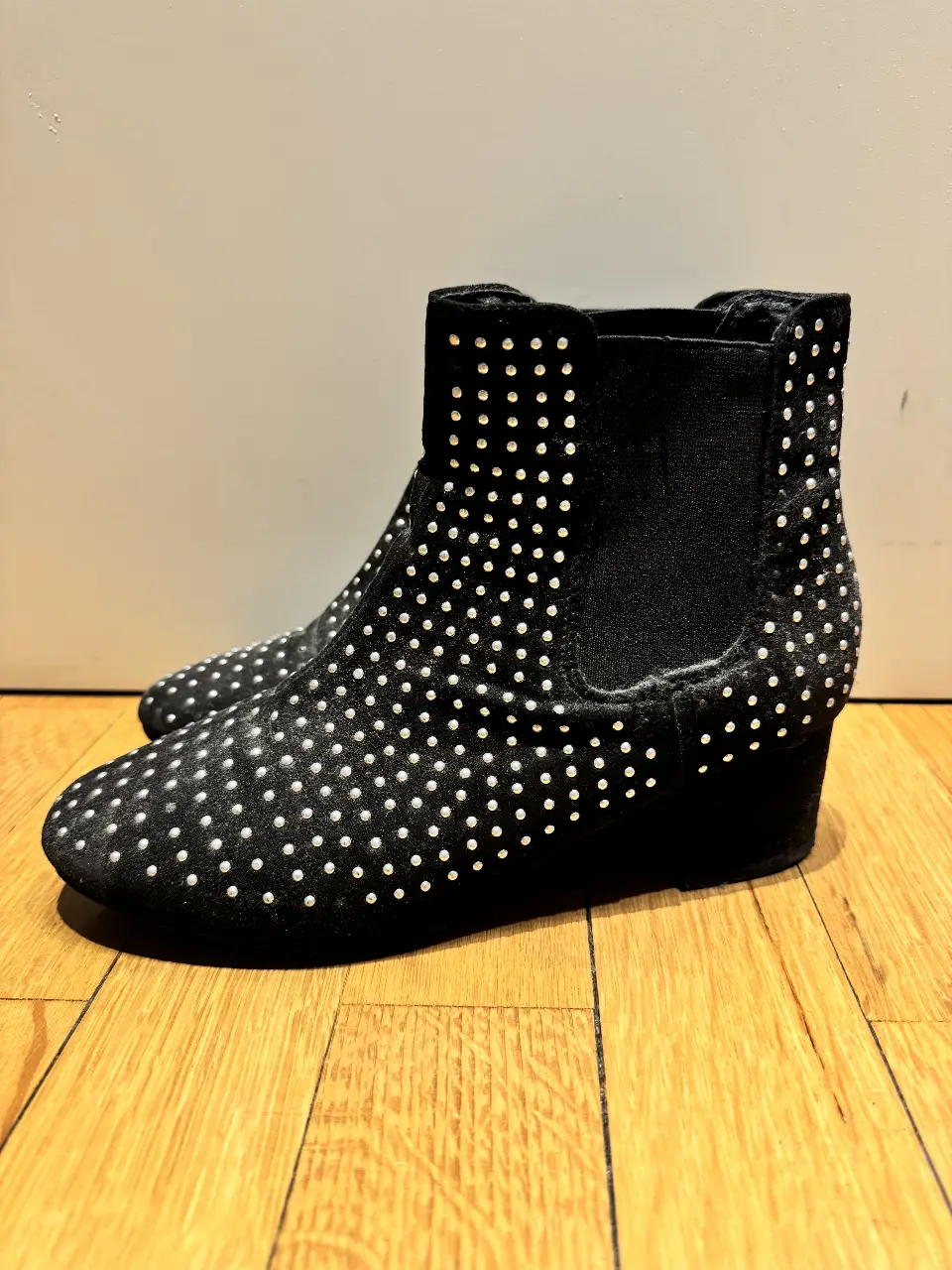 Botines negros de gamuza con tachas plateadas. Ideales para darle un toque rockero a cualquier look.