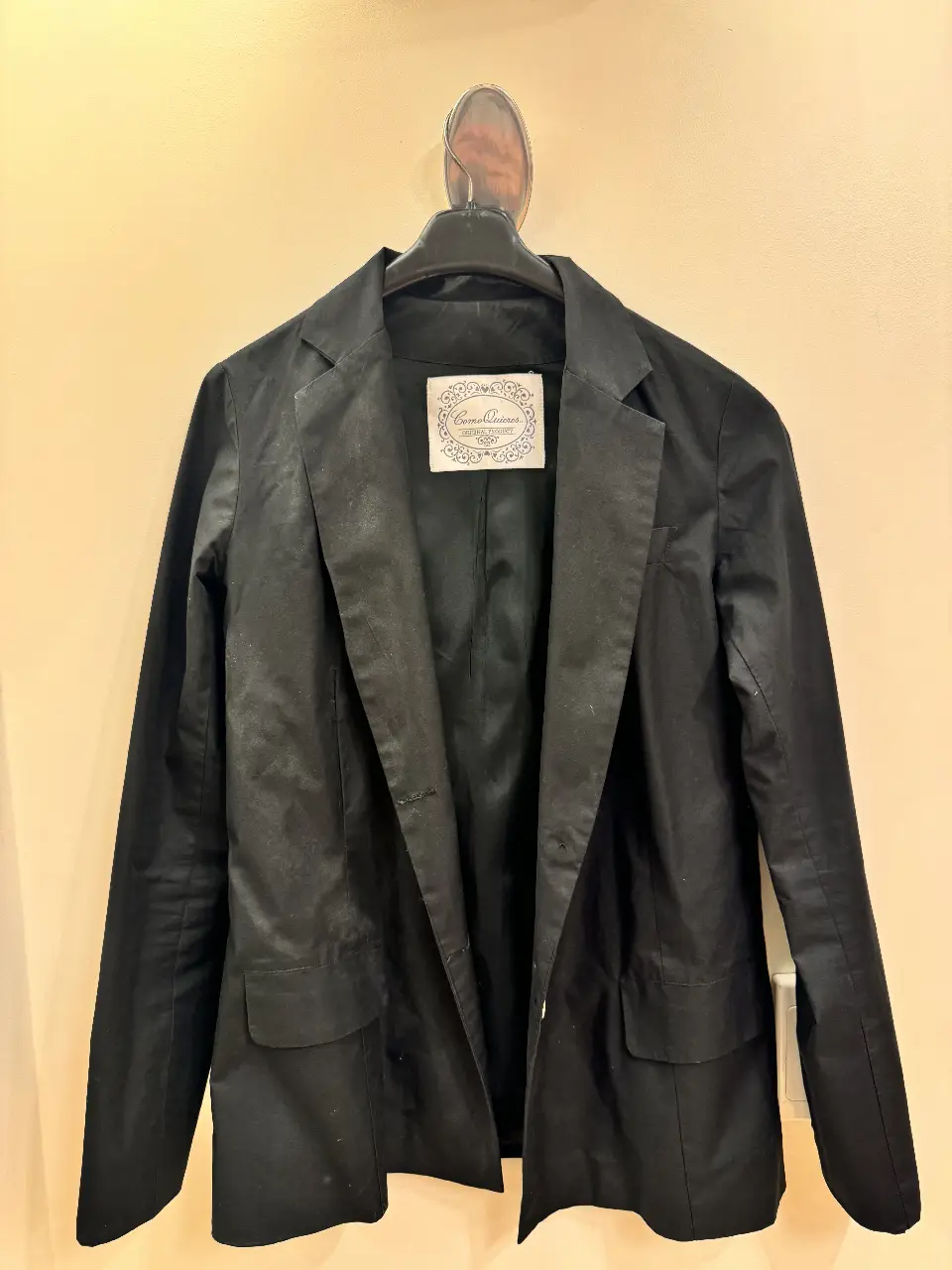 Blazer negro de la marca Como Quieres, ideal para un look elegante y versátil. Confeccionado en un tejido de calidad, este blazer es perfecto para combinar con diferentes outfits, ya sea para el trabajo o una salida.