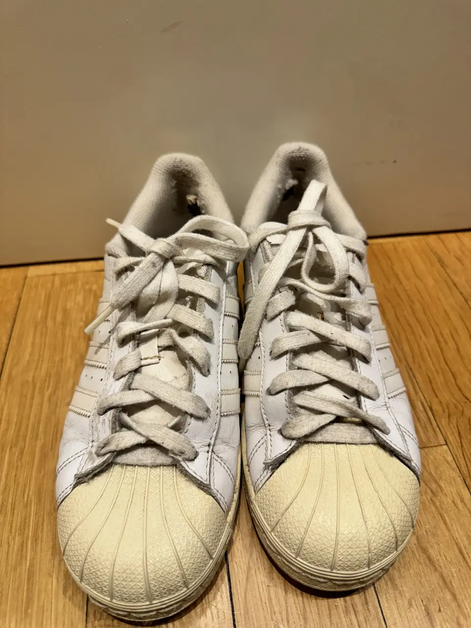 Zapatillas Adidas Superstar blancas, clásicas y atemporales. Ideales para un look casual y cómodo.