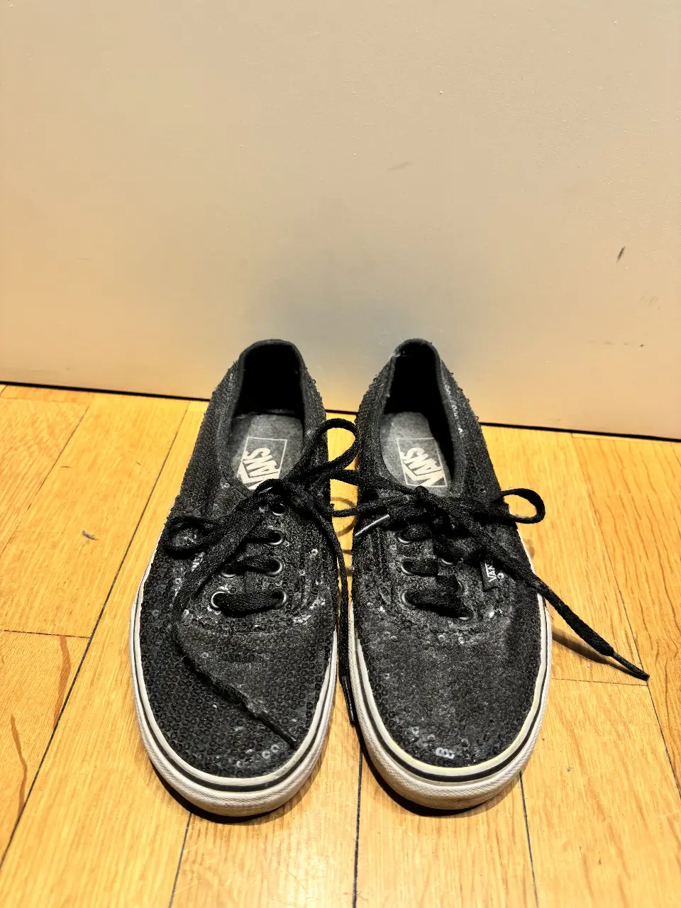 Zapatillas Vans negras con lentejuelas, ideales para un look moderno y con brillo. Perfectas para darle un toque especial a cualquier outfit.