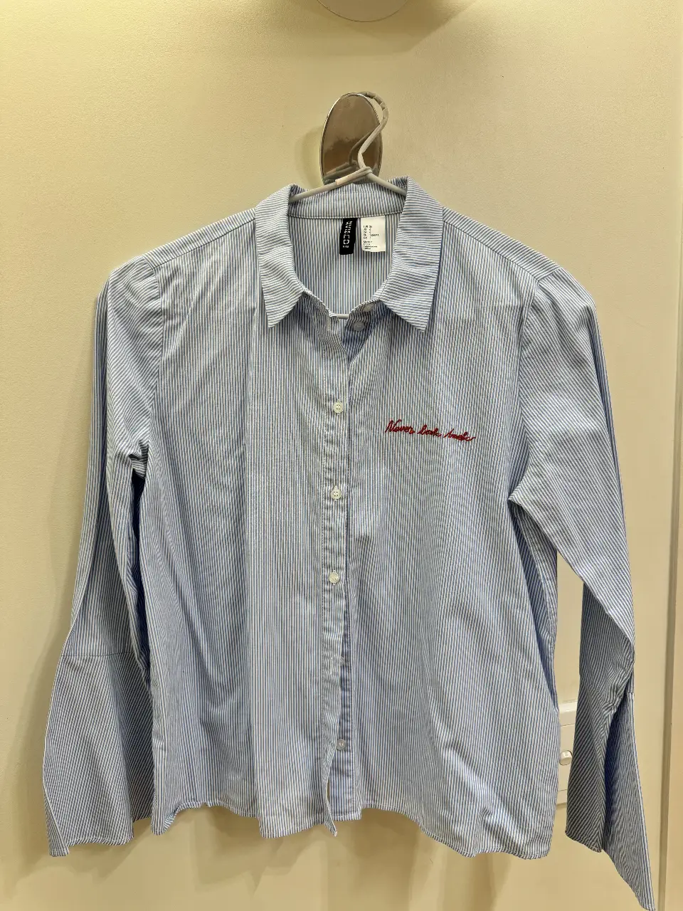 Camisa a rayas celeste y blanca de mujer, con detalle de bordado en rojo. Marca H&M, talle 6 US.