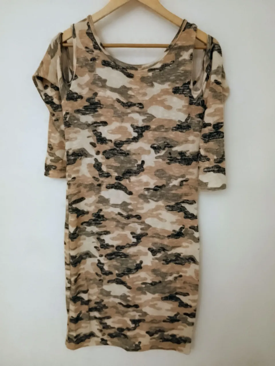 Vestido estampado camuflado con hombros descubiertos y mangas 3/4.