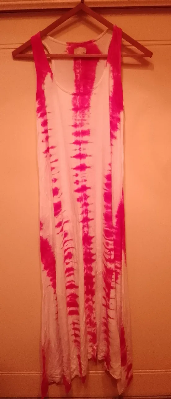 Vestido largo blanco con tinte tie-dye en fucsia. Diseño moderno y fresco, ideal para el verano. Su silueta suelta lo hace súper cómodo y versátil.Marca Sur de Asia. 