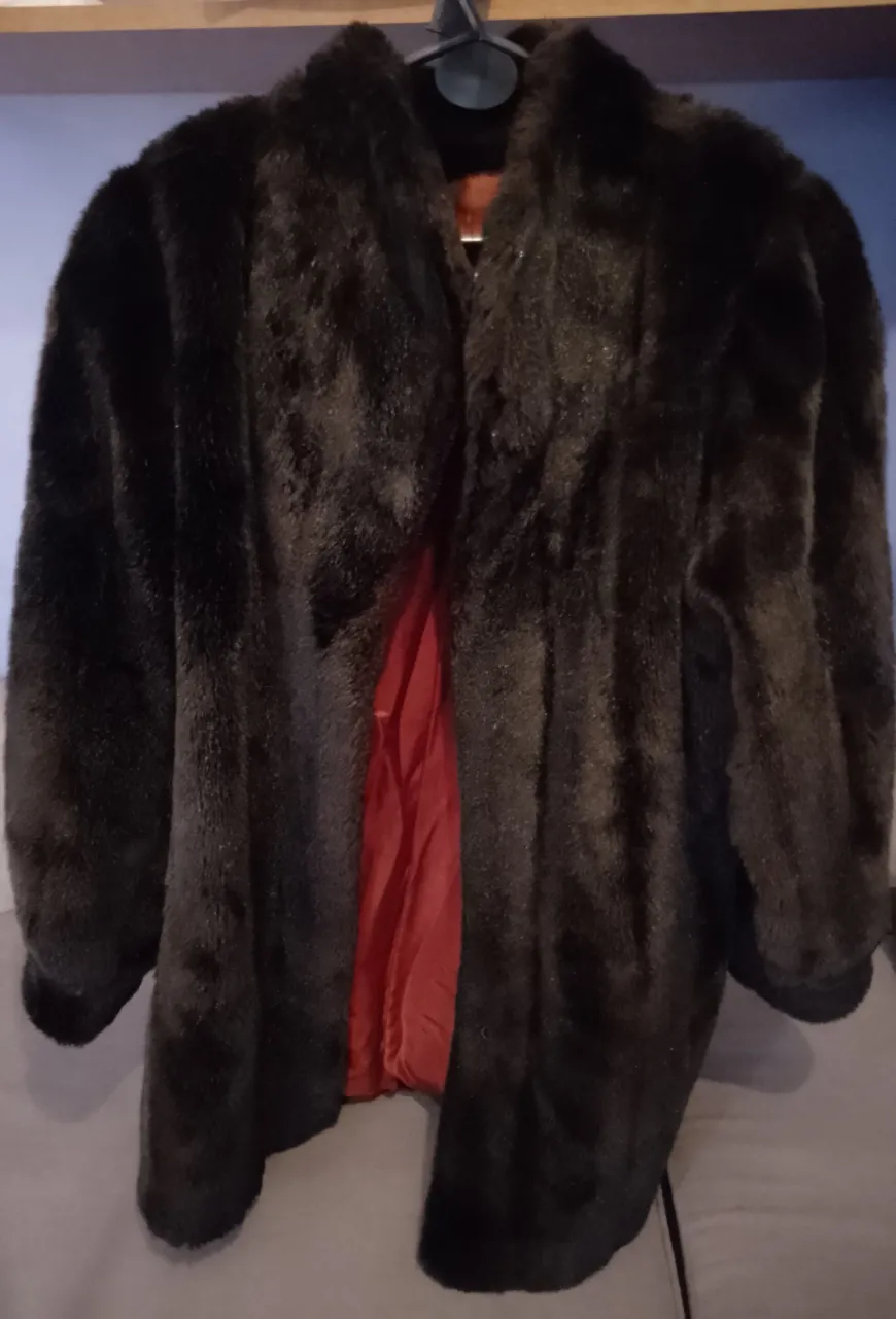 Tapado de piel sintética negro, con forro rojo. Ideal para el invierno, abrigo y estilo en una sola prenda.
