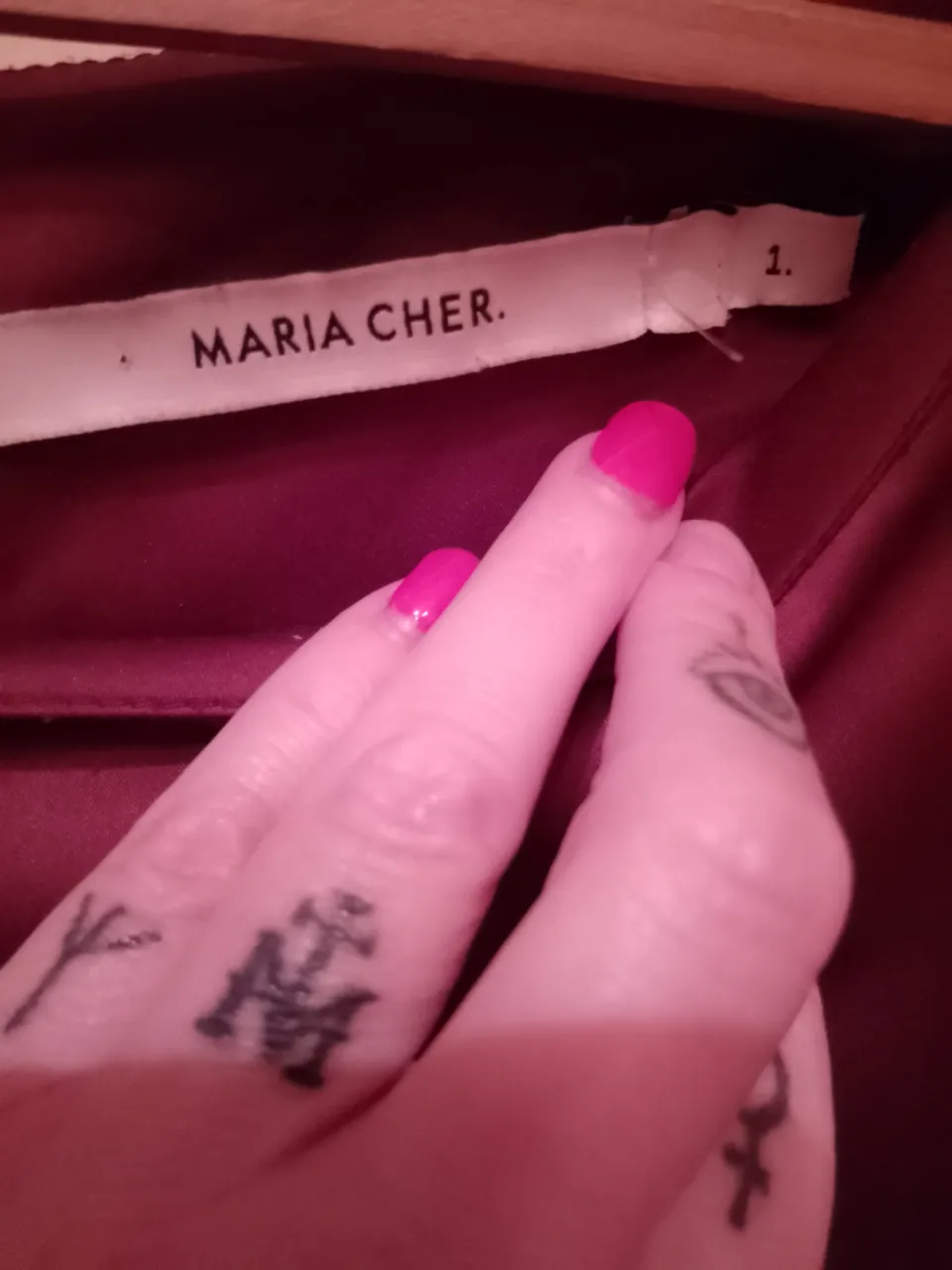 Mono largo de seda color bordó, con mangas cortas tipo murciélago y cintura . Tiene cierre en la espalda y en los tobillo 