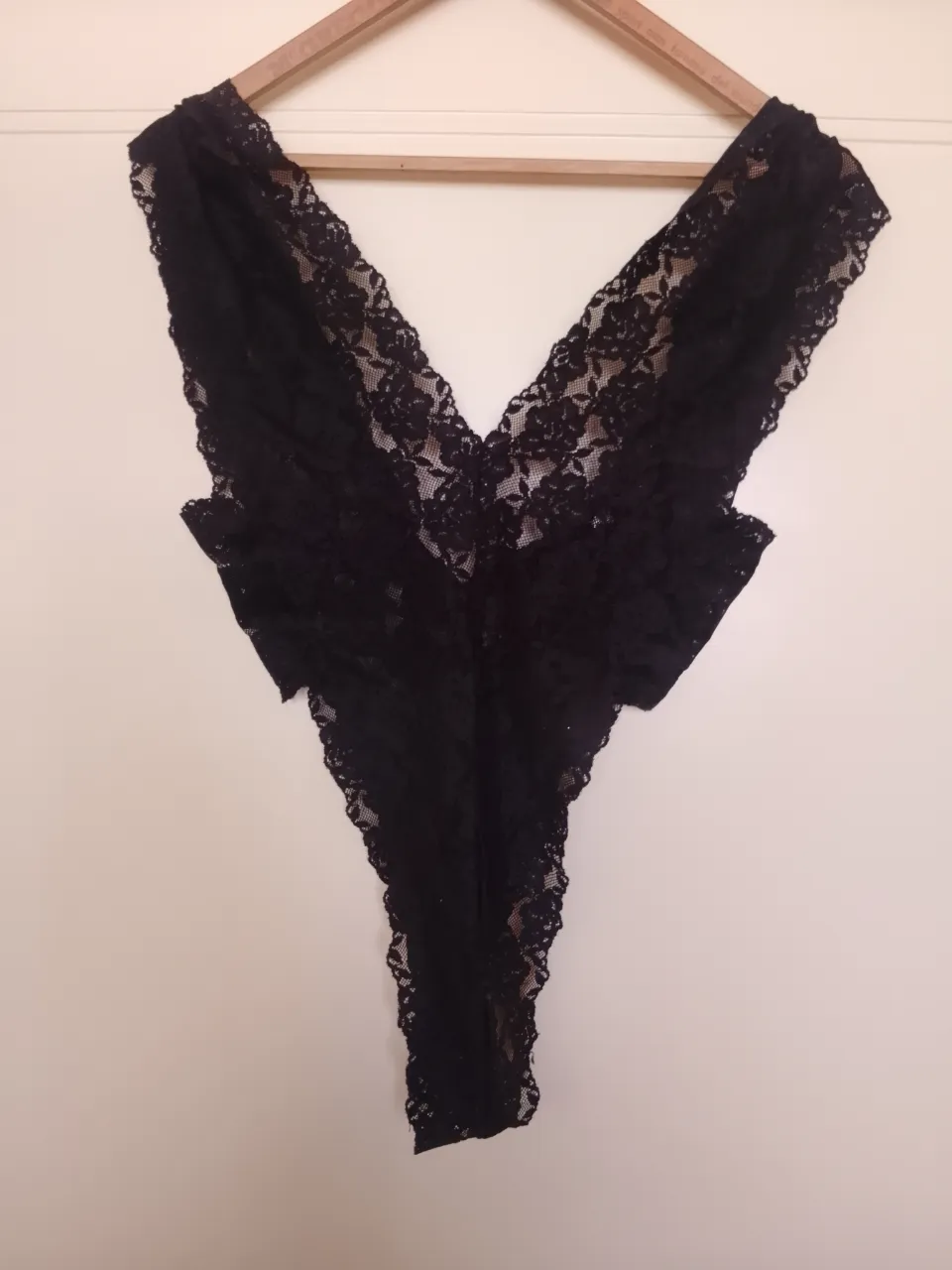 Body de encaje negro, súper sensual y delicado. Ideal para sentirte empoderada y hermosa. Perfecto para una noche especial o para darle un toque audaz a tu outfit.