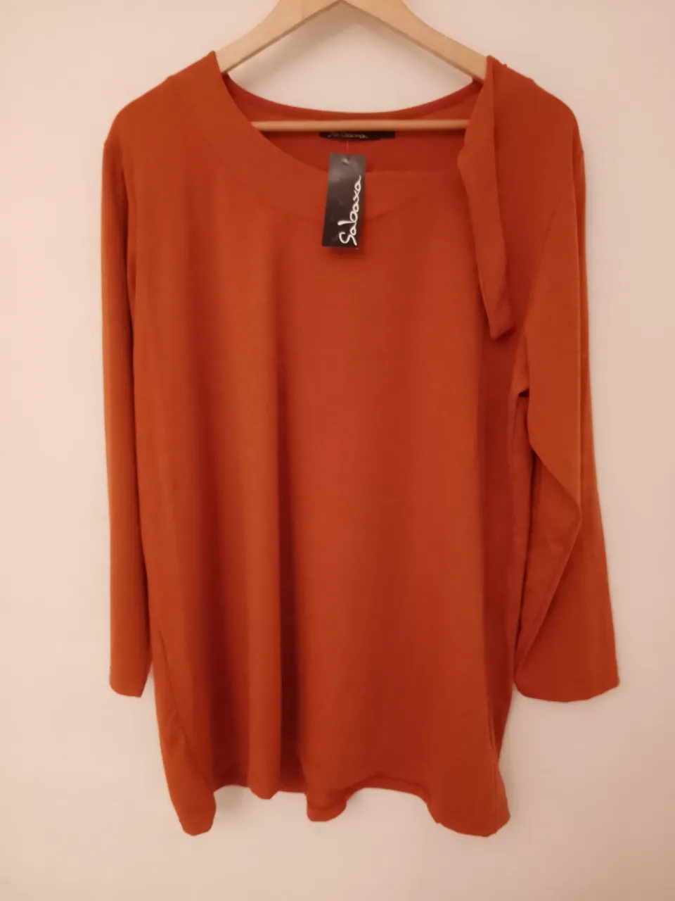 Remera de manga larga en color ladrillo. Posee un detalle en el cuello. dice talle 1 pero es amplia. 