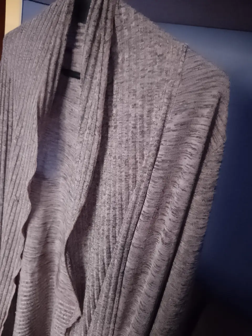 Cardigan de mujer en color gris rosado, tejido suave y ligero, ideal para usar en capas. Diseño abierto con caída fluida y mangas largas. Perfecto para un look casual y cómodo.