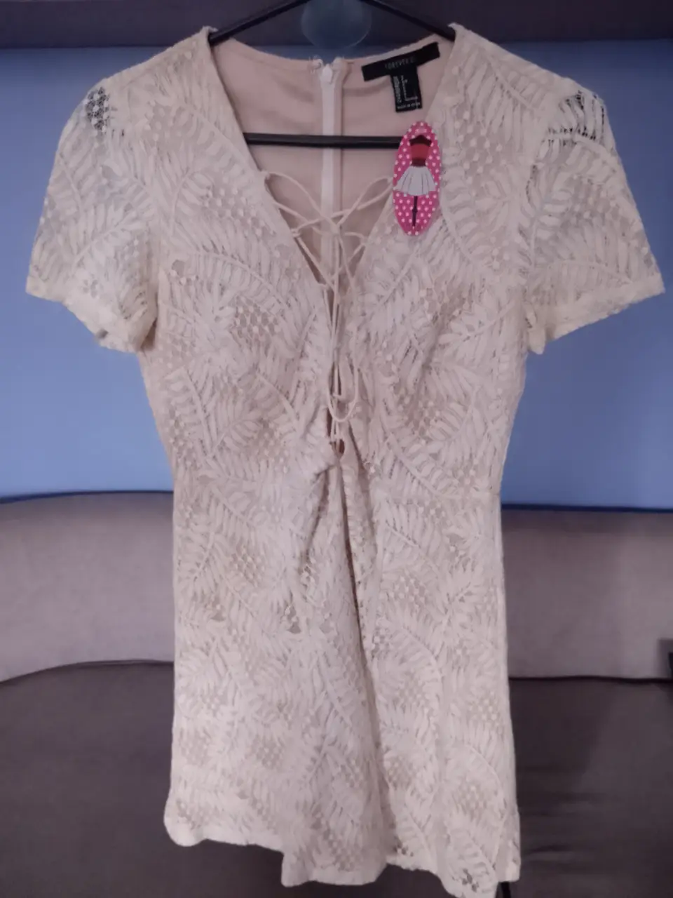 Vestido de encaje blanco y crema con escote en V y detalle de lazo. Ideal para una fiesta o salida especial. Marca Forever 21, talle S.