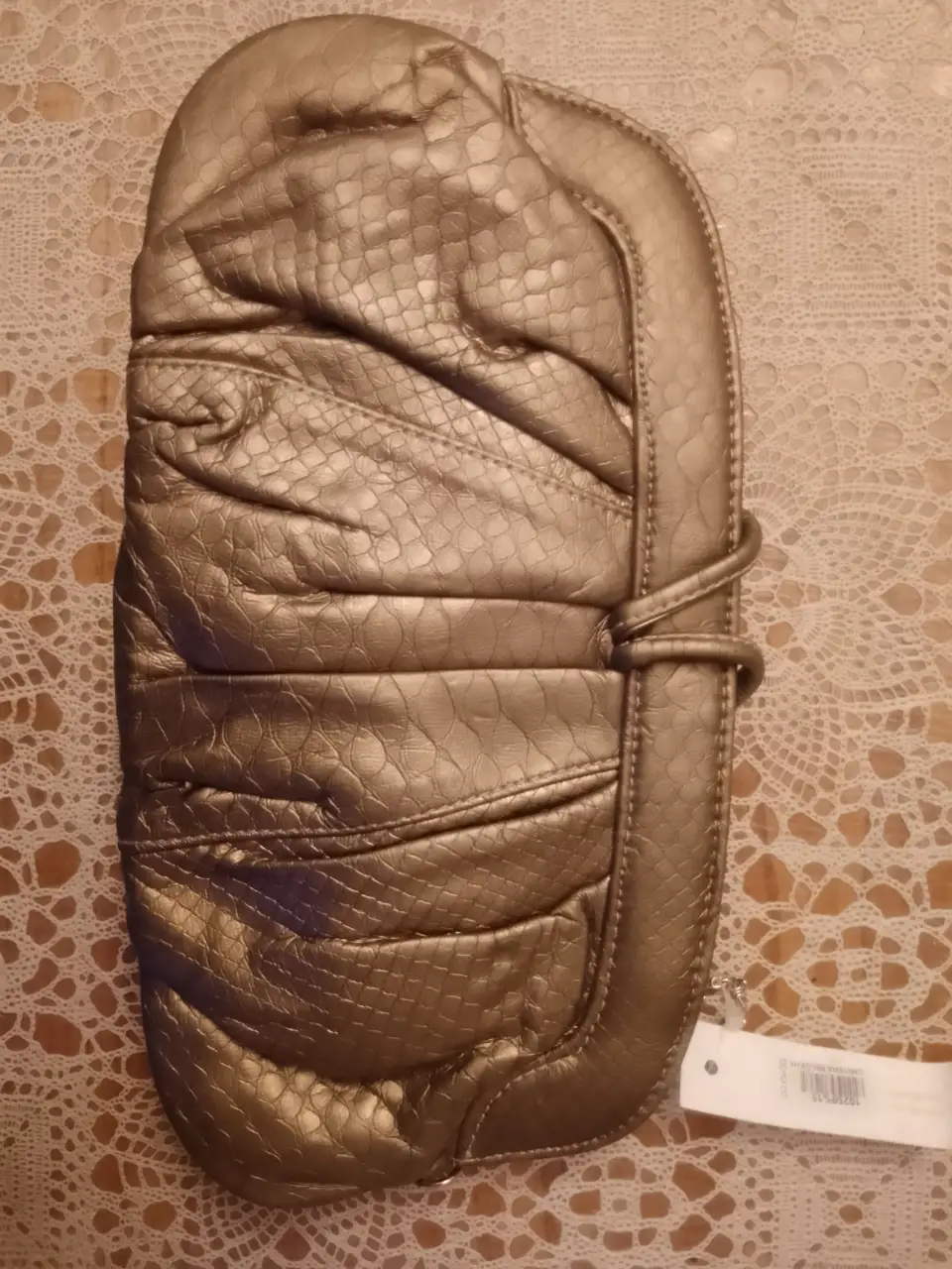 Cartera de mano dorada con textura de reptil, ideal para eventos y fiestas. Marca India Style.