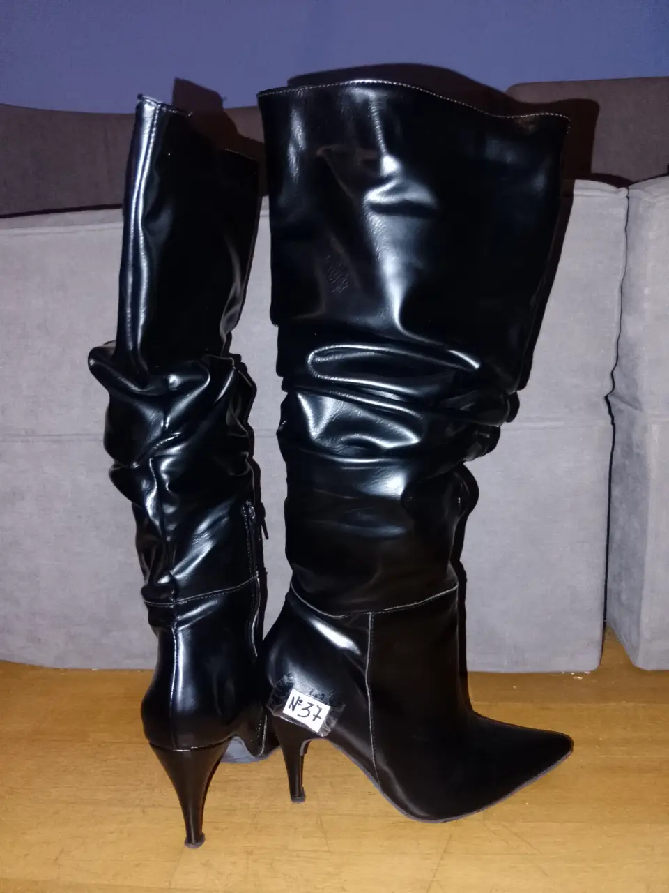Botas de caña alta negras de charol con taco fino y punta fina. Talle 37.