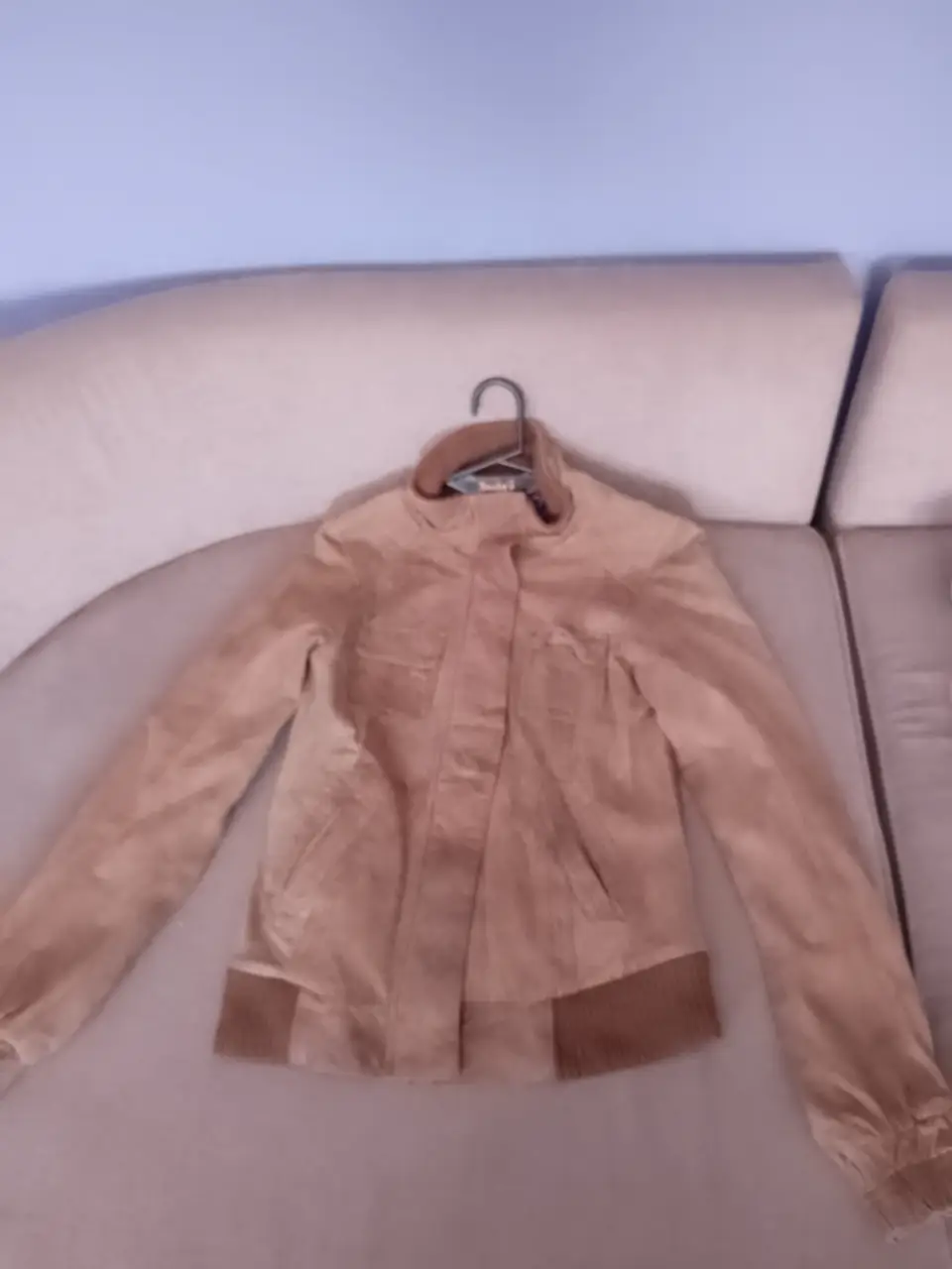Campera de gamuza marrón, Berska con cierre y detalles en los puños y cintura. Ideal para un look casual y canchero.