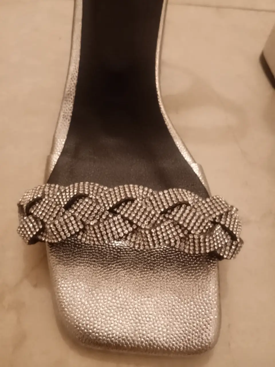Sandalias de fiesta plateadas con detalles de strass en la capellada y taco cuadrado. Talle 36, hechas en Argentina.