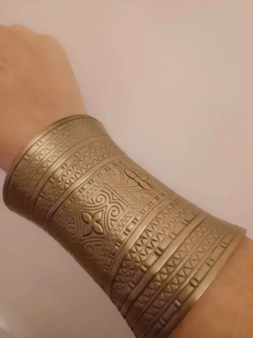 Pulsera ancha de metal plateado con diseño tribal. Ideal para un look bohemio o para darle un toque étnico a tu outfit.
