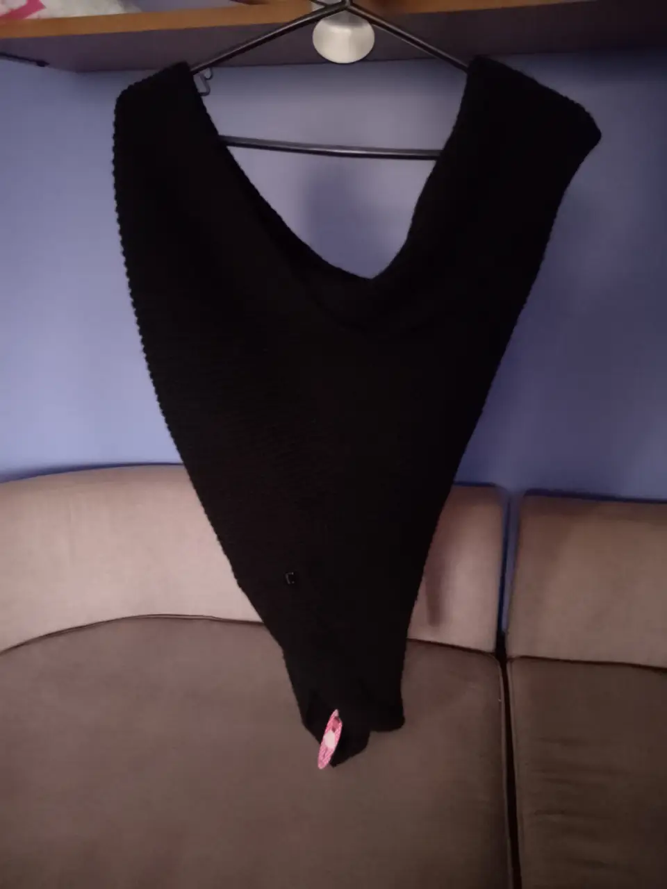poncho negro de tejido grueso, ideal para el invierno. Diseño versátil y abrigado, perfecta para complementar cualquier look.