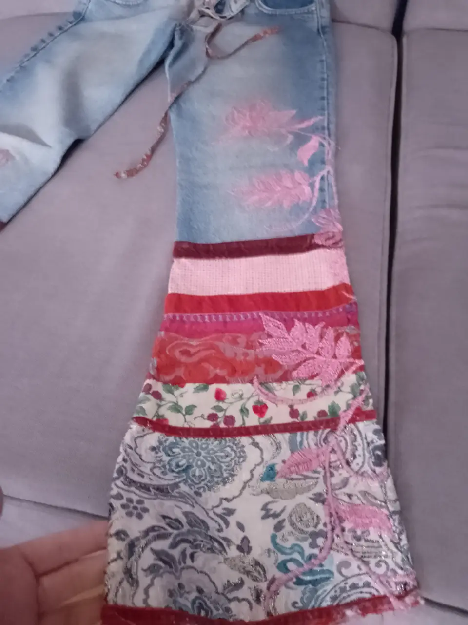 Jeans Kosiuko de mujer, tiro medio, con detalles artesanales y apliques en la parte inferior de la bota. Talle 25.