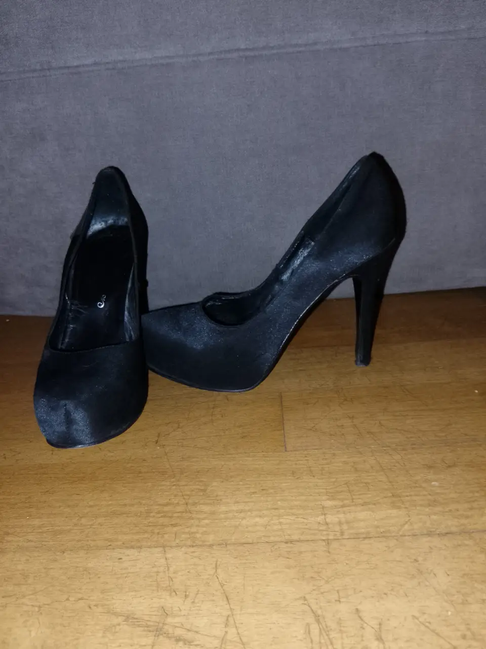 Elegantes tacos negros de gamuza, ideales para fiestas y eventos formales. Talle 36.