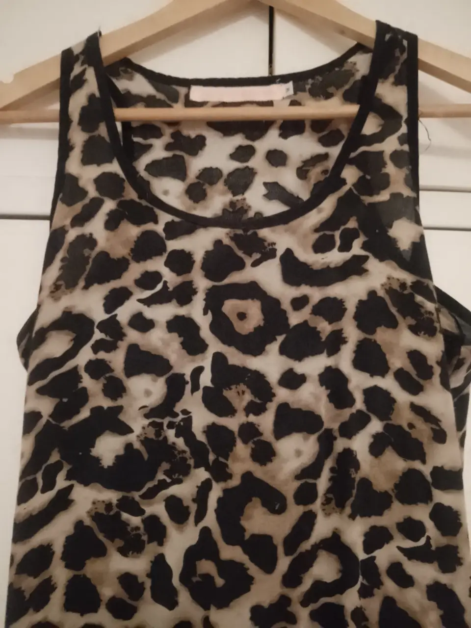 Solera Vestido  de mujer con estampado de leopardo. Diseño sin mangas y corte ajustado. Ideal para salidas y fiestas.