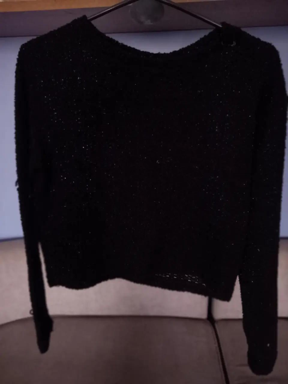 Sweater negro de tejido calado con brillos, ideal para un look casual y abrigado. Perfecto para combinar con jeans o pantalones de vestir. Marca Dividido