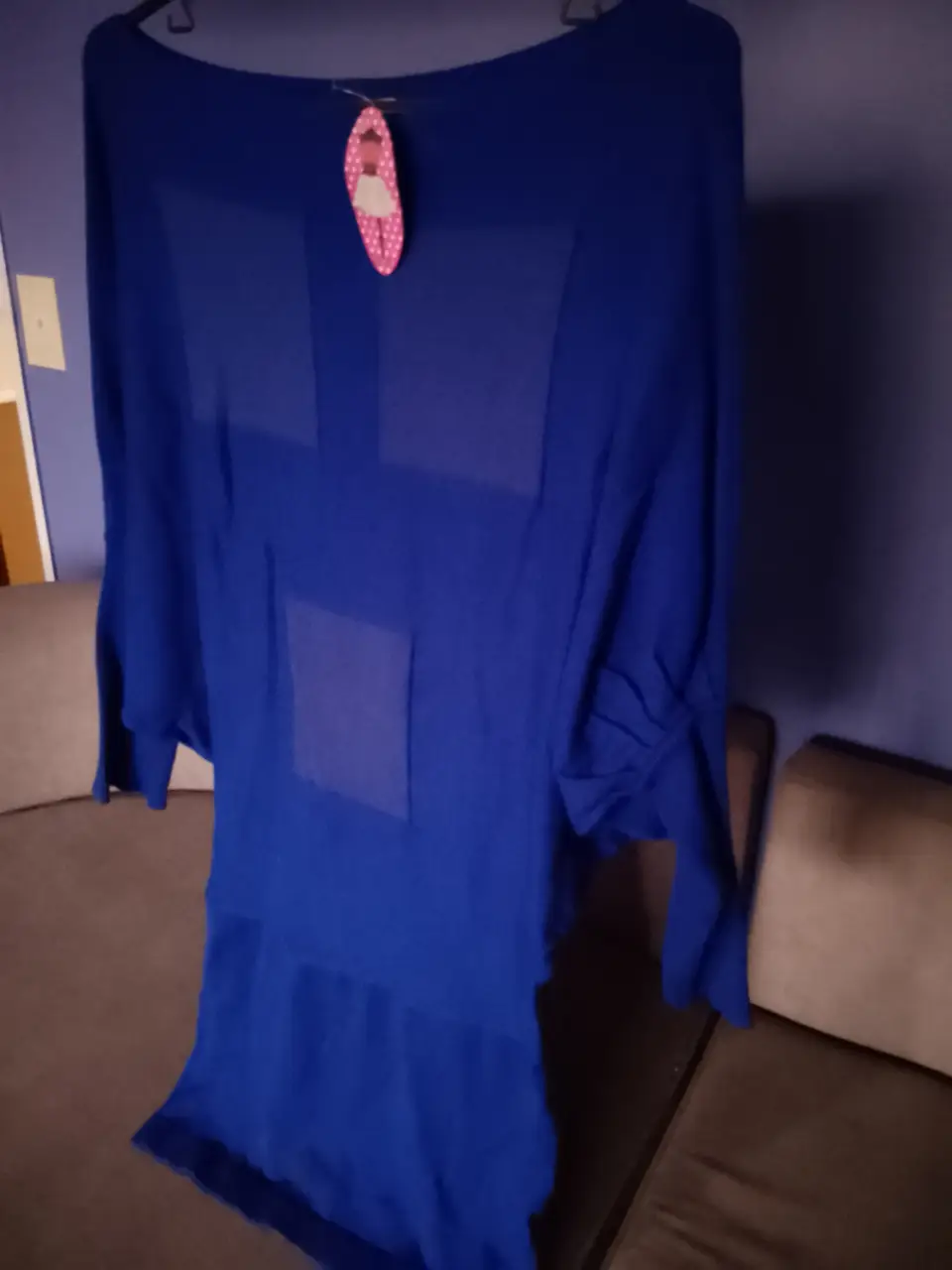 Vestido largo azul, con mangas amplias y detalles de transparencia. Ideal para un look elegante y cómodo.