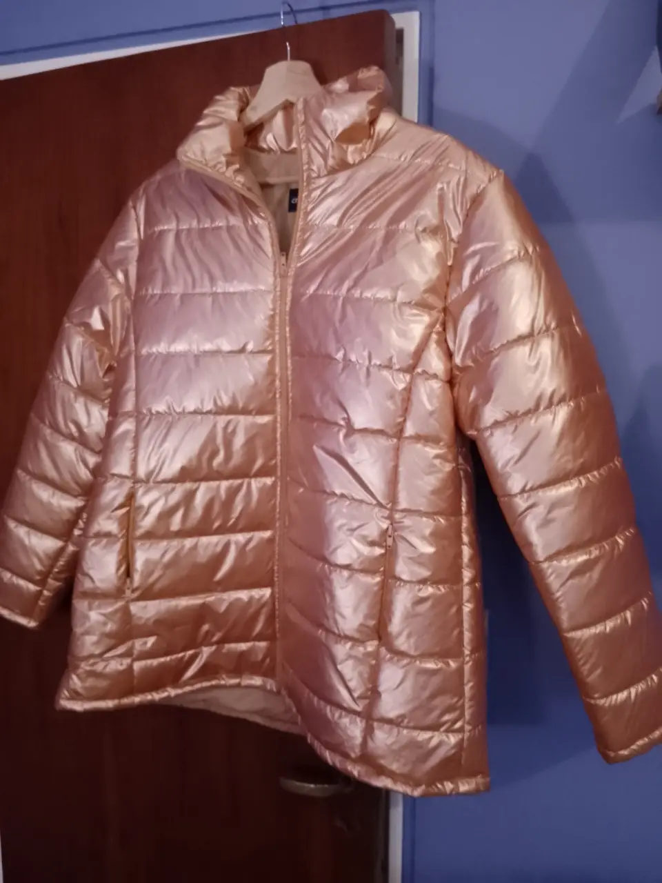 Campera inflable color cobre metalizado, con cierre y capucha. Talle XL, ideal para el invierno.