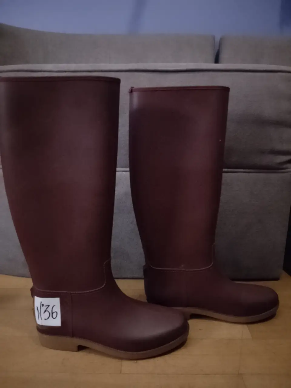 Botas de lluvia color bordó, ideales para días lluviosos. Talle 36.
